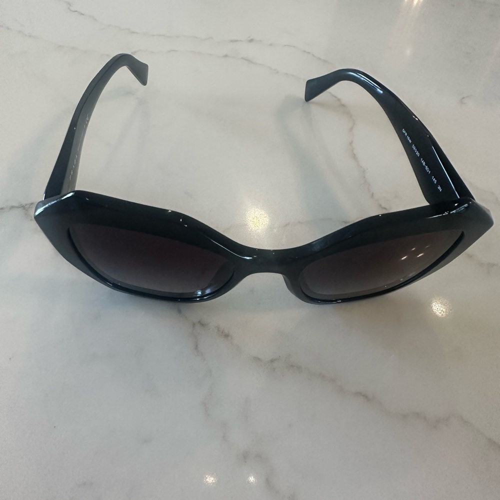 Chic Black Oversized Sunglasses - Picture 2 of 3